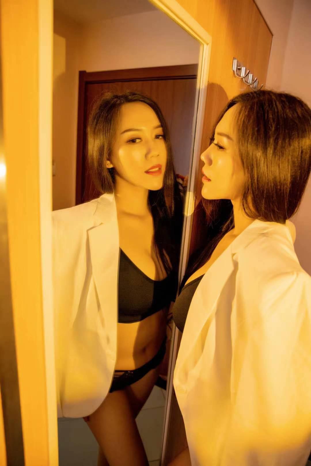 双飞刚出道的颜系姐妹花，又漂亮又性感，可以 she~吻